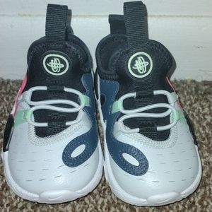 Edge G's platinum Huarache Nikes